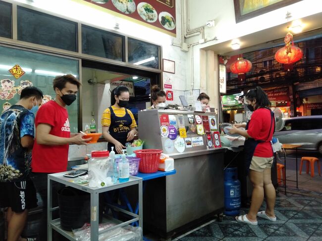 翌日はバンラックにあるジョークプリンスへ。ミシュランに掲載のお粥屋さんで、シャングリラホテルの入口付近にあります。