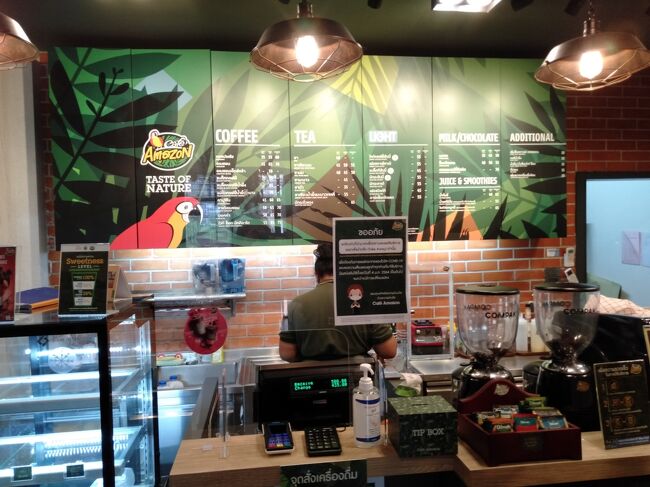 とりあえずバイクを借りに外出します。<br />ちょっと歩くと暑いっす。<br />のどが渇いたのでバイク屋のちょっと手前にあるカフェでアイスカフェラテを頂きます。<br />タイではあちこちにあるカフェアマゾンです。