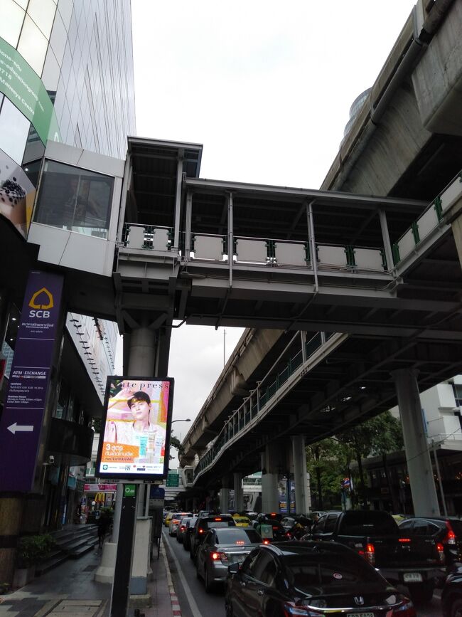 ホテルはBTSのラチャダムリ駅からホテルまで雨に濡れずに行く事が出来ます。