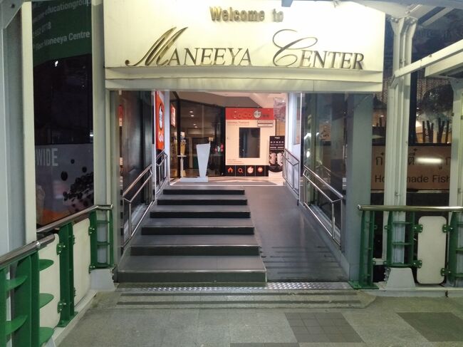 駅からこのショッピングセンターの中を抜けるとホテルに到着できます。