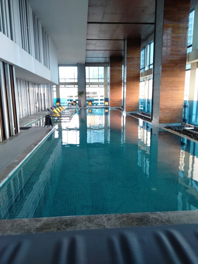眺めの良いプールですが屋内なので蒸し暑く泳ぐ気になれず。