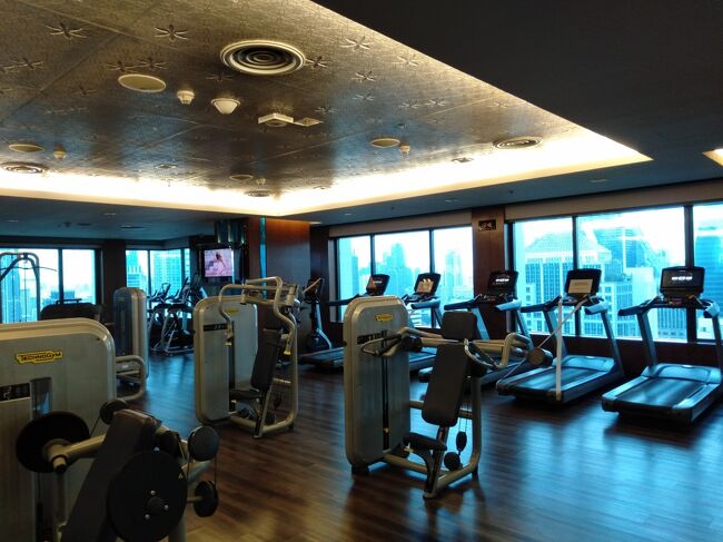 自由の身となったので、とりあえずホテル内を散策します。<br />眺めの良いジムです。