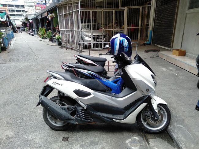 いつものレンタルバイク屋で無事バイクを借りました。これでどこへでも行けるぞー！バイクはヤマハのN-Max 155ccです。<br />市内からロングディスタンスまでこなせる乗りやすいバイクでタイ警察御用達のバイクでお巡りさんはみんなこのバイクに乗っています。