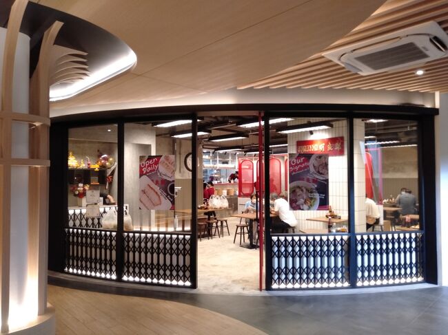 更に翌日は大好きなタイラーメンのお店へ。<br />ここもミシュランに掲載されている事もあり日本人のお客さんも何組か来ています。<br />場所が移転しており、PARK X EKKAMAIと言う以前の店のあるSOIの角にある新しいビルへ移転となりました。儲かっている？<br />