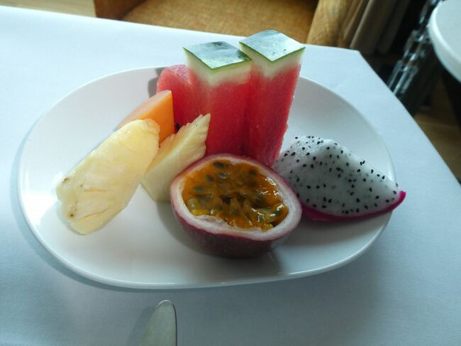 フルーツ盛合せ。これにグアヴァジュースとアイスコーヒーが付きます。<br />食後お風呂入ったりして部屋でフニャフニャしていると昼前にはフロントから電話があり陰性だったと告げられました。<br />これでもう自由ですが、5日めに再度PCR検査を受ける必要があります。<br />5日目のPCR検査もホテル手配になるのですが送迎は付いてないので別途手配をお願いするか自力で行く事になります。ここまで事前に手配しお金を払わないとThailand　Passは取得できません。