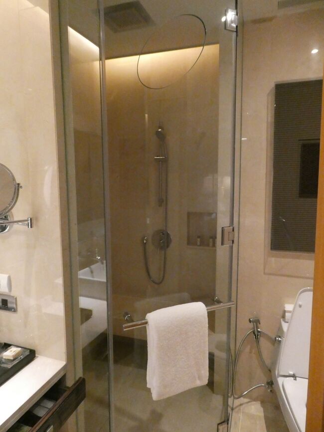 バスタブの他にシャワールームもありバスルーム自体も広くて使いやすく、気にい入りました。<br />最近のマリオットって本当に商売が上手です。<br />ちょっと古いホテルでも上手にリノベーションしてツボをついてきます。ポイント制度各種のプロモーション等、ヒルトンやアコーなどの同レベルのホテルと比べると値段が高いのが難点ですが値段を考えなければマリオットの勝ちですね。