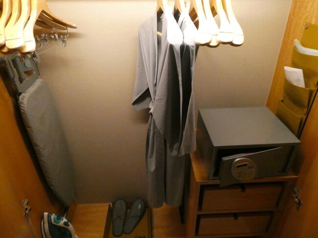 セイフティーボックスや薄手のバスローブ、アイロンとアイロン台なども
