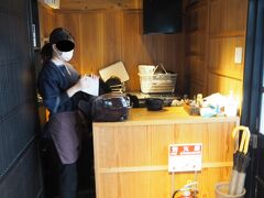 8:30になると、部屋に3名の女性がご飯具材を持って部屋へ。

日本色さんの朝食は、地元のお母さんが作ってくれる食事を部屋でいただけるのです。