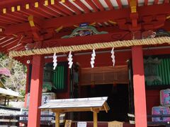 日枝神社（重要文化財）　
御祭神は大山咋命（おおやまくいのみこと）です。 
創建当時は本地堂として薬師如来像（東照大権現の本地仏）が
安置されていましたが、明治時代の神仏分離の際に仏像を移し、
楼門内東側に鎮座していた山王社（さんのうしゃ）の御神体を納めて
社名を日枝神社と改め現在にいたります。 
