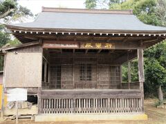 『熊野神社の神楽』　残念ながら今年も奉納されません　(T_T)

神楽殿の前面庭上に斎場を設け、玉垣で囲み正面に大榊と四隅に4神（玄武・青竜・朱雀・白虎）の置物を飾る。
元禄年間に現在の神楽の形に整えられた。
「猿田彦」から始まり、「七五三切り」までの全十三座の他、稚児舞などが演じられる。最後は拝殿で、面をつけずにヒョウジョウ返しが奉納される。