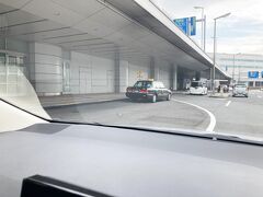 kiki様をピックアップで羽田空港へ。

ところが駐車場以外止めれるところはありません。
止めていると警察の方が来て退いてくださいとお願いされます。

待ち合わせ場所にkiki様が来るまで
環状線をぐるぐる周回。