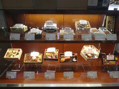 札幌に着いてから食事をするところもなさそうだし、
お弁当を買おうと思ったら、空弁工房はほとんど売り切れ。