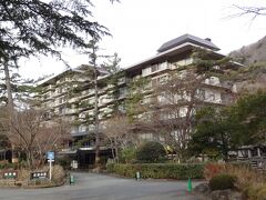 =下部ホテル=
スキーでケガをした石原裕次郎氏が療養したお宿として有名で、下部温泉最大級のホテルです。
今夜のお宿と言いたいですが、筆者の懐事情では泊まれません。