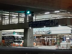 朝5時半ぐらいの、シティエアターミナル。

羽田に6時頃着いて、７：１５の飛行機で松山に行きます。
乗り遅れは避けたいので、少し早めのバスを選びました。