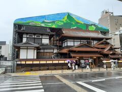 道後温泉本館は２０２４年までの予定。

商店街から見て背後にある霊の湯（復元済みの建物）は営業しているのですが、朝行ったのに入れるのは予約しておいて４時間後ぐらいでした。

勿論、コロナで人数を絞っているということも大きな理由です。