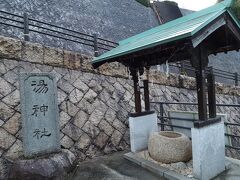 道後温泉本館の裏手、湯神社に登ってみました。