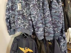 ミュージアムショップでは、海上自衛隊のデザインの洋服やグッズが多数売られていて、ミリオタさんも満足できると思います。