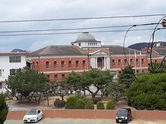 丘の上の通りに行くと建物が見えました。

明治４０（１９０７）年に竣工した、中央部にドームを配し、れんがと御影石を組み合わせた近代洋風建築。

地下にも施設があるあたりが、軍都・呉。