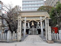 広島滞在２日目かつ最終日。

午前中に宮島を観光し、宮島で昼食を食べて残りは市内観光のプランです。

宿泊しているドーミーインを出て平和大通りを渡ると、神社の白神社。
広島駅行きのバス停を調べていて見つけました。