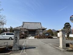 光照寺のすぐ近く、浄土真宗の成福寺。
鎌倉幕府第８代執権、北条時宗の子・北条政宗によって、北条一族の菩提を弔うために建立されました。境内には、「北条氏ゆかりの成福寺」と書かれた説明書きが掲示されています。