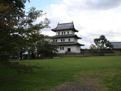 松前城周囲には建造物があまりないので公園内のどこからでも結構綺麗に天守が見えます。現在は芝生広場になっているこの場所に江戸時代には松前藩御殿があったそうです。
上記した通り松前城は桜の有名スポットでもあるのでゴールデンウイークの頃はすごく混みそうですね。