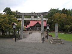 松前城北側にある松前神社は松前藩を収めた松前氏の祖である武田信廣を祀っている神社で創建は１８８１年と明治時代になってからと割と新しく、現在の社殿は１９２３年建築のものでした。武田信廣はコシャマインの戦いに勝利し道南の支配権を確立した他１４７５年に樺太アイヌの首長から貢物をもらい樺太の支配権を与えられたとされています。