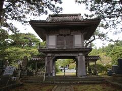 こちらは光善寺というお寺です。本堂は何回か火災で焼失しているそうですが、江戸時代に建築された仁王門や山門が残っています。こちらは山門で１８４７年建築、実は手前、というよりこの写真を撮影している場所が仁王門の下なのですが、仁王門は１７６０年建築なのですが、こちらの山門の方が好きだったのでこちらの写真を載せました。