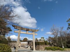 大阪城公園内にある豊国神社にお詣りします。