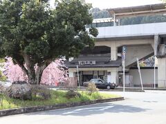 「内子駅」は普通の駅舎でしたが、観光案内所が併設されていて、
駅前には機関車が展示されていました。