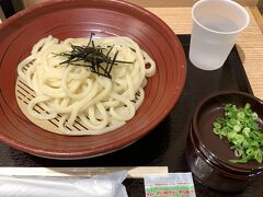 時間があるので朝ごはん。
寝不足なのでつるっと食べやすいおうどんに。
これで700円くらいしたのでちょっとお高いかなと思ったけどしっかりお腹に溜まったし美味しく頂きました。
