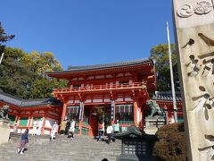 前回はざんざんぶりだった八坂神社はスルー。