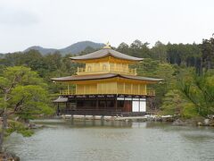 三日目の朝、バスで金閣寺へ。
二年前に塗りなおしたそう。