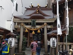 おまけ的に
人形町・小網神社に足を延ばしました
行ってびっくりものすごい人！
そんなにすごい神社なのかと驚きました。
強運の神社！　そりゃあお参りせねばなるまい！
ついで参りなんてとんでもないとばかりにしっかりお参りさせていただきました。