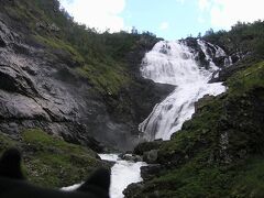 最大のみどころがこちらのショースの滝。
観光客が下車して写真を撮れるよう停車してくれるんですよ。
「水しぶきがかかるにゃ」という迫力の滝でございますが、音楽が流れて岩棚で女性が舞う、というテーマパークみたいな演出は無くていいんじゃないかなあ。どうなんでしょう。もう、この滝の存在だけで敬虔な気持ちになんだかなっちゃうし。

↓今は赤い衣装の方が舞ってるんですね。2006年当時は青い衣装でした。やはり、赤の方がこの景色では目立つから変えたのかな。