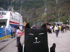 「ここで列車から船に乗り換えるにゃ」