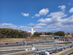 万博記念公園駅に着いた後に見えた太陽の塔