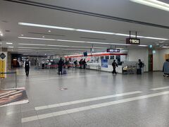 小牧空港（名古屋空港）は小さいです。コンパクトとも言えるかと思います。
平日朝でしたが、結構乗客は多かったです。
写真を撮った時間はかなり早朝でしたので、まだ少ないですが。