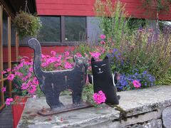 「お世話になったにゃ♪またね」
なんて名残を惜しんでいたら、ツアーのバス座席争奪戦(というほどでもないですけど)に負け、後ろの方に。
酔いやすいので、昨日みたいなカーブ続きだとナニだなあ…、その時は寝ていくしかないかなぁ…、なんて。←そうでなくてもとっても寝がち。