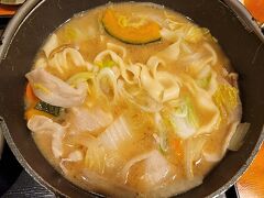 
☻山梨名物のほうとう

夕食は、山梨名物のほうとうをいただきました。
庄ヤというお店です。
わたしが頼んだのは、豚肉ほうとうです。
お野菜もたっぷりです。
豚肉は、地元産のものを使っているようで、臭みもなく噛むと甘みがでて美味しかったです&#128523;
