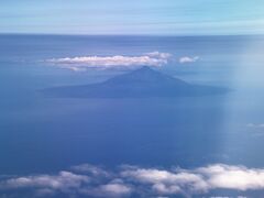 あれは利尻富士！
この日、北海道は晴れて視程がよく、利尻山(利尻富士)がよく見えた。
飛行機から見ると山が海に浮いているようで、威厳を感じる。
北海道の有名なおみやげのパッケージに描かれているのは、この山なんだそう。