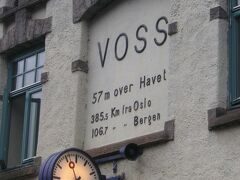 Vossの駅でトイレ休憩。日曜日だったからか街も道も閑散としていました。まあ、この時計を見たら朝9時前なので早いだけだったかも…ですね。
グーグルマップでみたら、駅周辺が激変しているもよう。この駅舎は残ってますよねえ…？