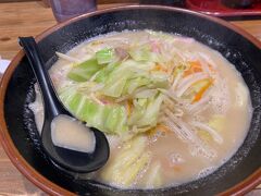 そこから天神まで歩いて移動して、気になってたラーメン屋さんの前通るとちょうど開店したので飛び込んで、昨日の昼に続きまたチャンポンをいただきました笑。

食べてる途中に店員さんの会話で気づいたんですけど、目の前でタマネギを延々と刻んでたのが地元の若手芸人でした(ﾟДﾟ)

たまにテレビに出る程度なのでバイトしないと生活できないんでしょうね(^◇^;)

ちなみにチャンポンにはタマネギは入ってませんでした笑。