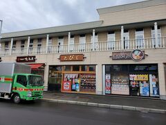 朝食は函館朝市で食べる事は決めていたのですが、早朝からやっていないお店も結構あり昨日と同様どんぶり横丁市場のお店に行くことに。昨日も美味しかったんですがせっかくなので同じ店は避けようと思い、一花亭たびじというお店に入りました。