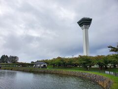 五稜郭公園までやってきました。函館駅からそこまで時間はかかりませんでした。車の流れが良かったのもありますけど・・・。
有名観光地なので駐車場入れるのも大変かなと思いましたがガラガラでした。まあこの天気ですからね・・・。
正面の川の様に見えるのは五稜郭の濠で右手に見えるタワーは五稜郭を見下ろすことが出来る五稜郭タワーです。想像していたものよりかなり立派なタワーでした。