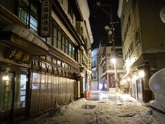 街灯がともる雪の温泉街を散策