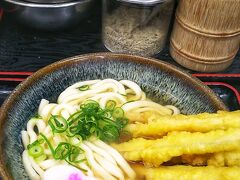 駅南の魚町商店街にある「資さんうどん 魚町店」様へ。
福岡のふわふわうどんです。ごぼ天うどんと…