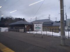 余目を出て最初の停車駅である狩川に到着。つい先日から新しい駅舎の運用が始まったようだ。