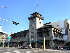 1930年に建造された虎尾合同庁舎。長い期間、虎尾でもっとも高い建造物だった。2001年に歴史建築物として登録され、2006年に修復工事が完了。現在は誠品書店とスタバになっている。