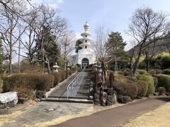 桜の林の一角に建つ、太平洋戦争で亡くなられた方々をお祀りする慰霊塔です。