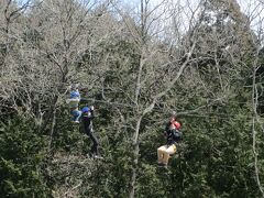 「キャー」という、声が聞こえて、

反対側を見たら、ジップライン。

橋と平行にロープで滑る若者が・・・